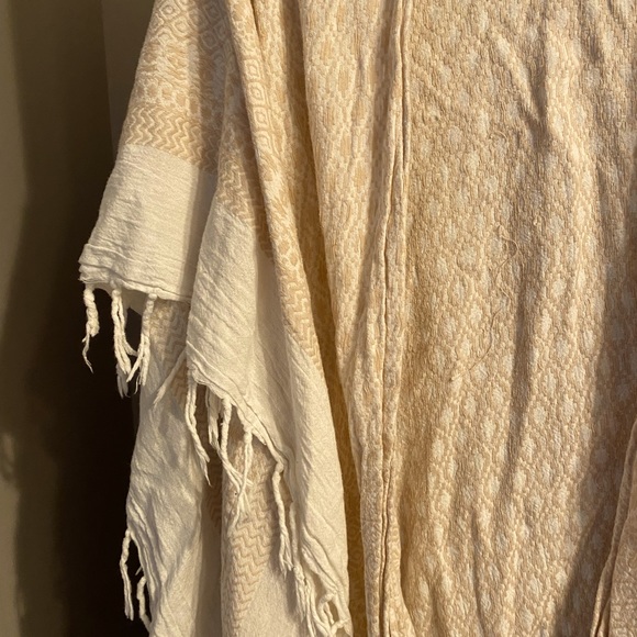 Beige/white wrap